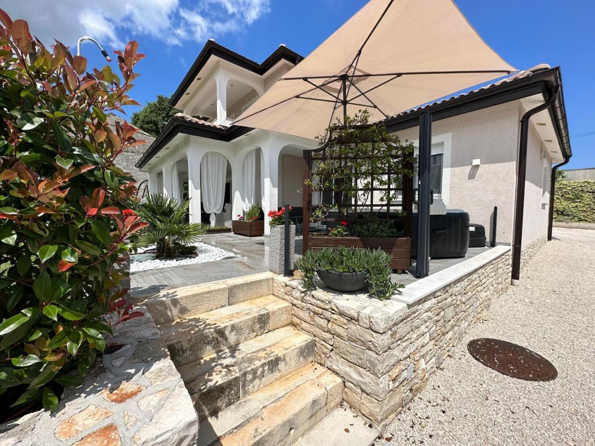 Zonta Maremi With Private Jacuzzi Buje